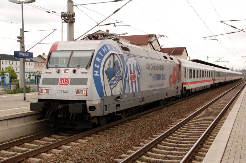 101 144 steht am 30.05.09 mit dem IC 2353 in Bitterfeld.