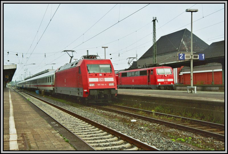 101 144 wartet mit dem InterCity2459 von Kln Hbf nach Stralsund auf die Abfahrt. Rechts im Bild steht 111 154 mit einem RE von Hamm (Westf) nach Venlo am Haken, und wartet ebenfalls auf die Abfahrt.