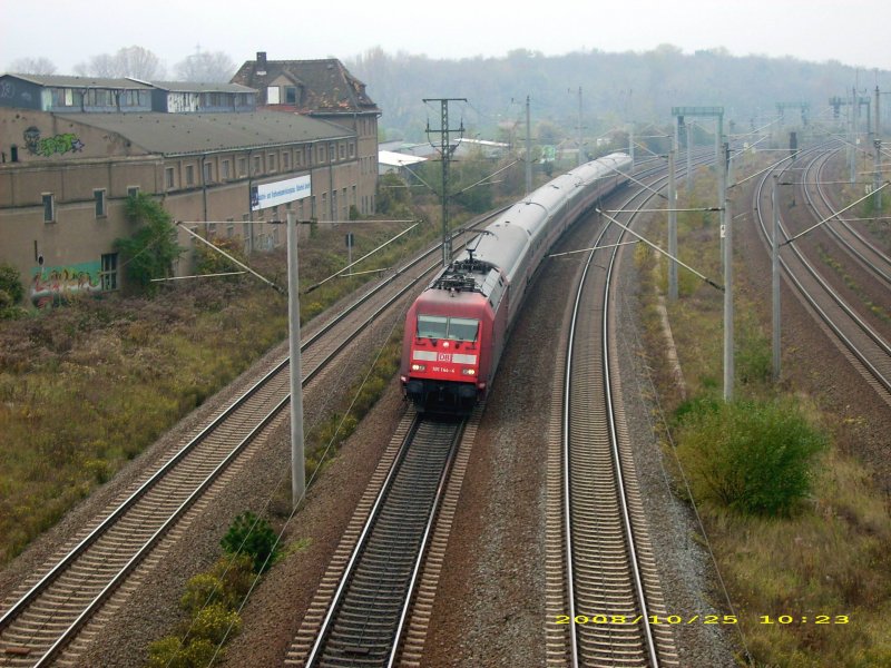 101 144 zieht am 25.10.08 einen IC(kein ICE-Ersatzzug) durch Bitterfeld in Richtung Berlin.