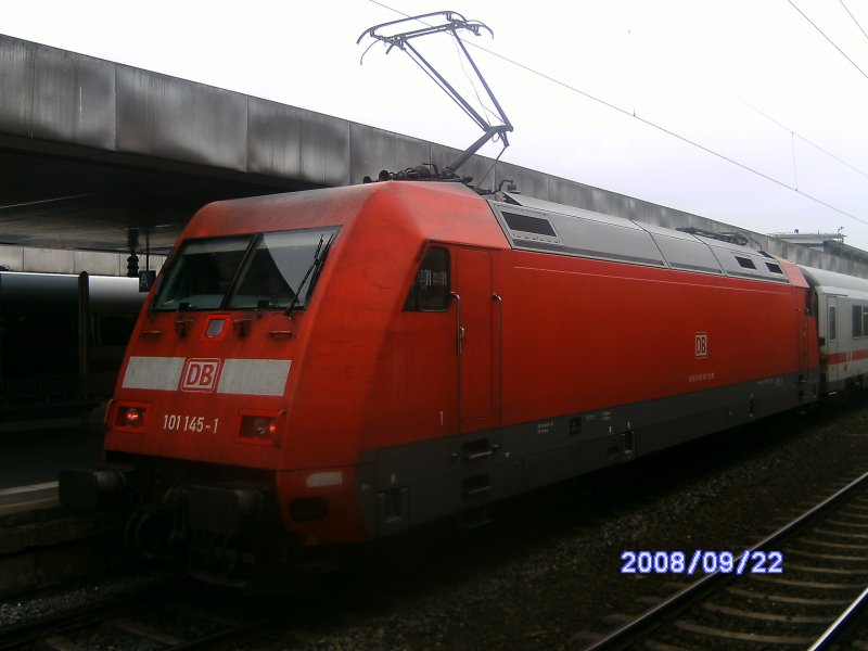 101-145-1 schiebt eine IC in Richtung Oldenburg