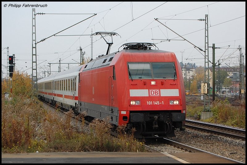 101 145-1 zieht am 29.10.07 einen InterCity durch den S-Bahn-Haltepunkt Stuttgart-Untertrkheim mit Fahrtrichtung Sdosten.