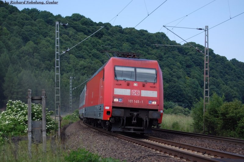 101 145 durchfhrt am 07.06.08 den Bahnbergang nrdlich von Freden/Leine in Richtung Sden