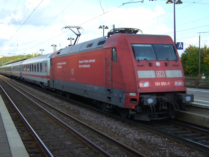 101 151-1 bei der Durchfahrt im Bahnhof Uelzen. (03.10.2008)