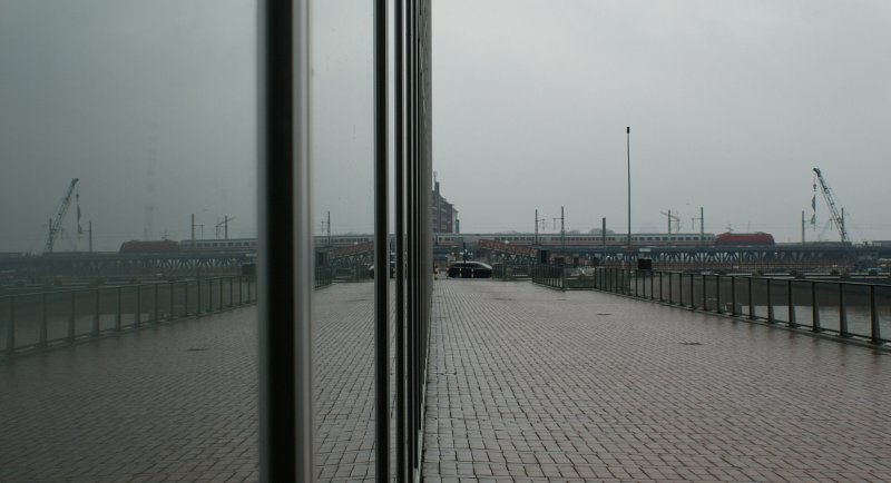 101 mit einem IC in Richtung Sden, whrend das Spiegelbild nordwrts strebt. Hamburg beim Deichtor, am 29.11.2008