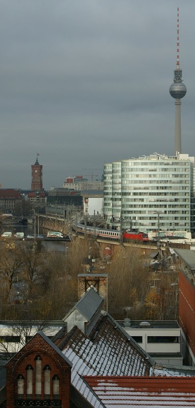 101 mit IC zwischen Jannowitzbrcke und Berlin Ostbahnhof am 26. Nov. 2008