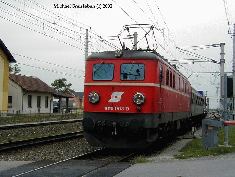 1010 003-0 mit der RoLa bei der Ausfahrt aus dem Bahnhof Parndorf, Richtung Wien am 17-09-2002