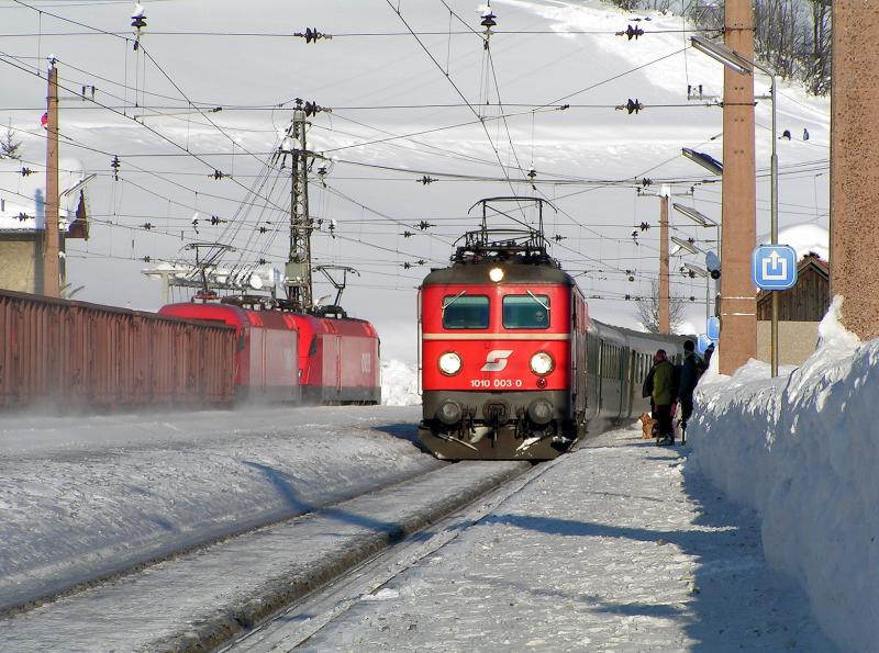 1010 003 am 5.2.05 mit dem  Erlebniszug Zauberberge  in Spital am Semmering - in die Gegenrichtung zieht gerade ein 1X16 Tandem einen Gterzug Richtung Semmering