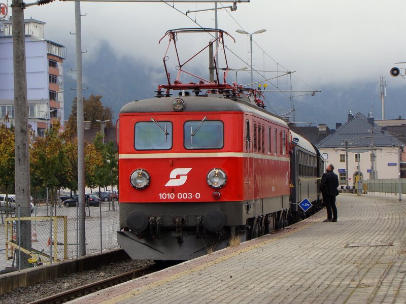 1010.003 mit Majestic Imperator - Train de Luxe in Hauptbahnhof Wrgl.18.10.2009
