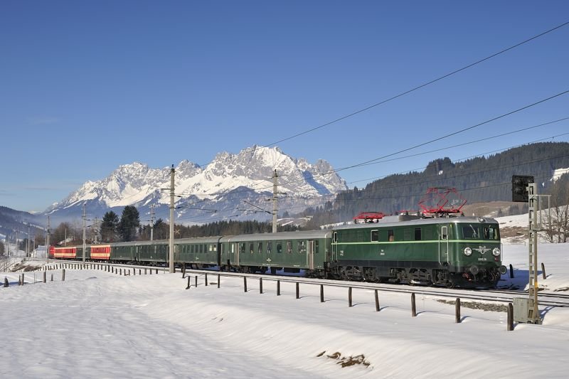 1010.03 zieht und 1010.10 schiebt den SDZ 16094 zur Weltcupabfahrt in Kitzbhel. Fieberbrunn, 24.1.2009
