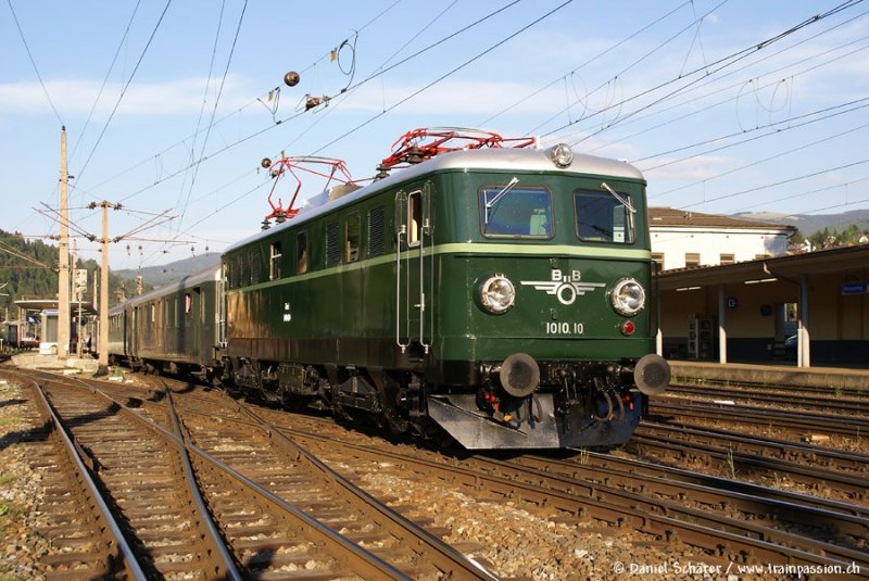 1010.10 diente am 19.05.07 einem Sonderzug als Schub- / Bremslok ber den Semmering, hier in Mrzzuschlag.