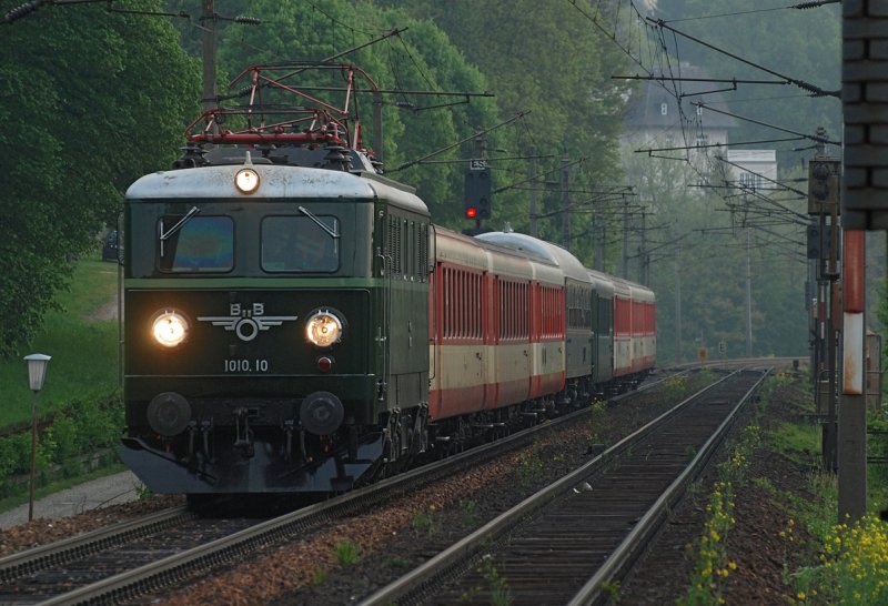 1010.10 war am 01.05.2009 als D 16190 (Sonderzug Wien - Linz) unterwegs. Die Aufnahme ist kurz vor Pressbaum im Wienerwald entstanden.