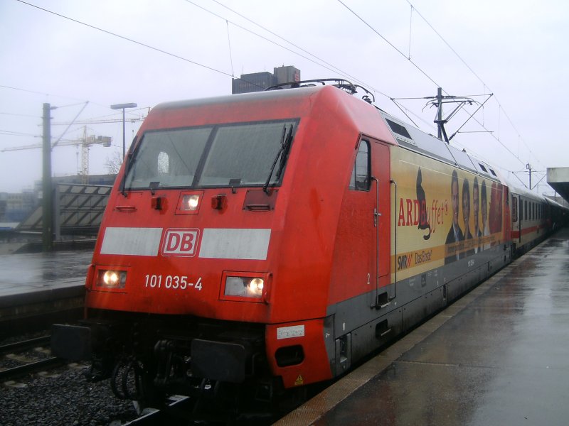 101.035-4 mit einem IC von Berlin nach Bad Bentheim hier am 08.Mrz.2009 in Hannover HBF