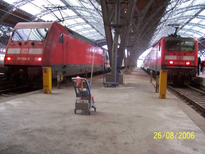 101056 und 143079 warten auf die Abfahrt im Leipziger HBF.