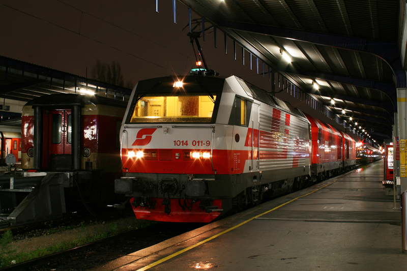10.11.07 Eigentlich war ich an dem Tag nur auf eine normale 1014er aus. Dass es aber die RCA Lok war berraschte mich schon einmal, als ich aber dann noch die beiden 2016 dahinter sah war ich baff. Ein 3 Wagenzug mit 3 Triebfahrzeugen ist kein Alltag. Dies musste natrlich bildlich festgehalten werden. 1014 011 zusammen mit der 2016 017 und 2016 020 am 30min verspteten D 273 von Brno nach Wien Sdbahnhof Ostseite.