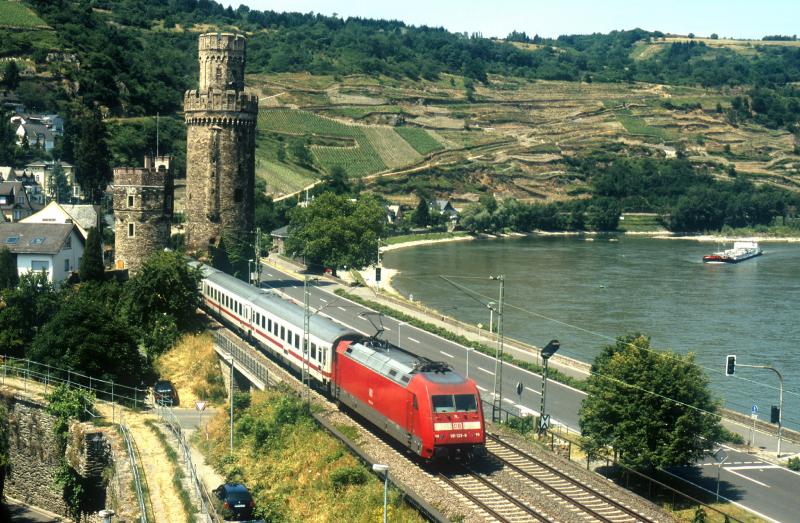 101123-8 + IC 2303 nach Stuttgart. Oberwesel am 28/06/2005