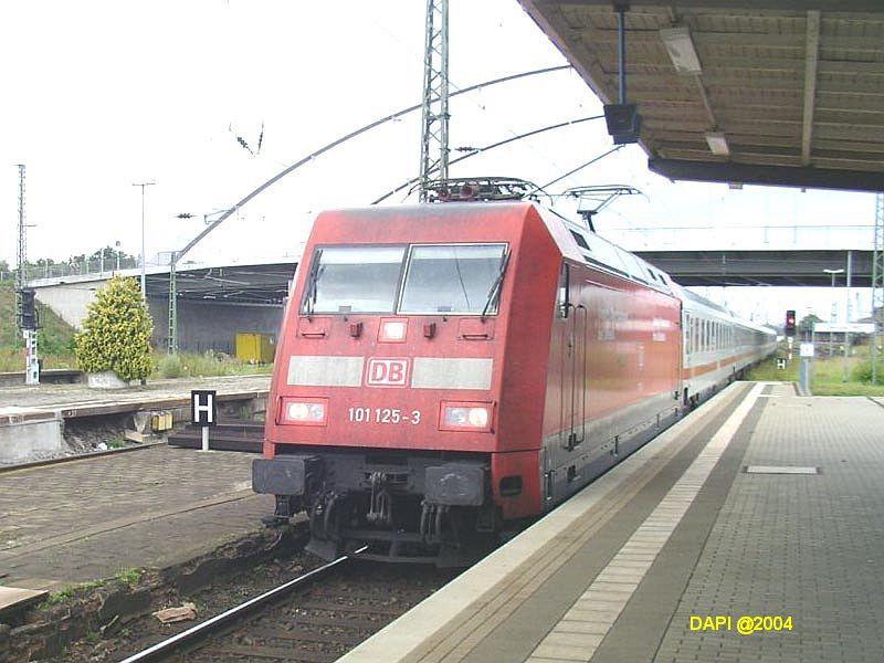 101125 fhrt mit einem IC in den Dessauer Hbf ein.