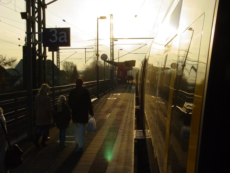 10.12.2006: Betriebsstart NWB auf der KBS 423 (Essen-Dorsten-Borken) mit BR 643 in Bottrop HBF in der Nachmittagsonne. Gut zu erkennen ist der relativ enge Bahnsteig, der durch einen Zaun von den Durchfahrtsgleisen getrennt ist.