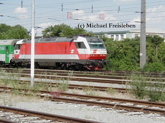 1014 001-0 bei der Durchfahrt durch den Bhf. Erdberg am 25-06-2001