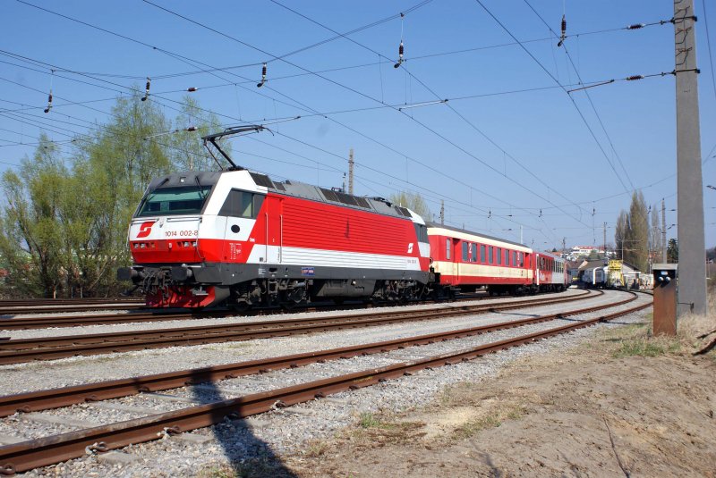 1014 002 schiebt am 08.04.2009 ihren Wendezug nach Wien Sdbahnhof/Ostseite, hier bei der Einfahrt in Neusiedl am See. 