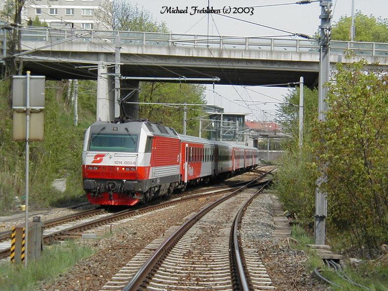 1014 003-6, am 23.April 2003 schiebt einen Webdezug in den Bahnhof Wien Meidling