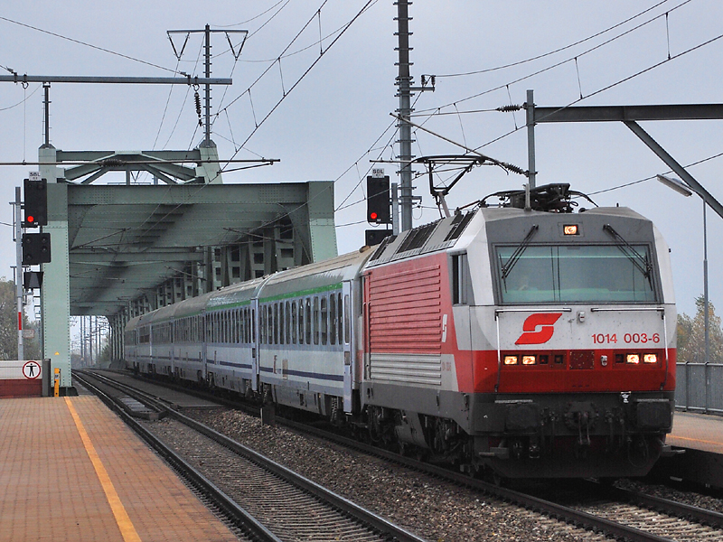 1014 003 mit einem EC bei der Einfahrt in Wien Praterkai am 4.11.2009. Man muss jede Gelegenheit nutzen diese Baureihe zu fotografieren, da deren Zukunft mehr als ungewiss ist.
