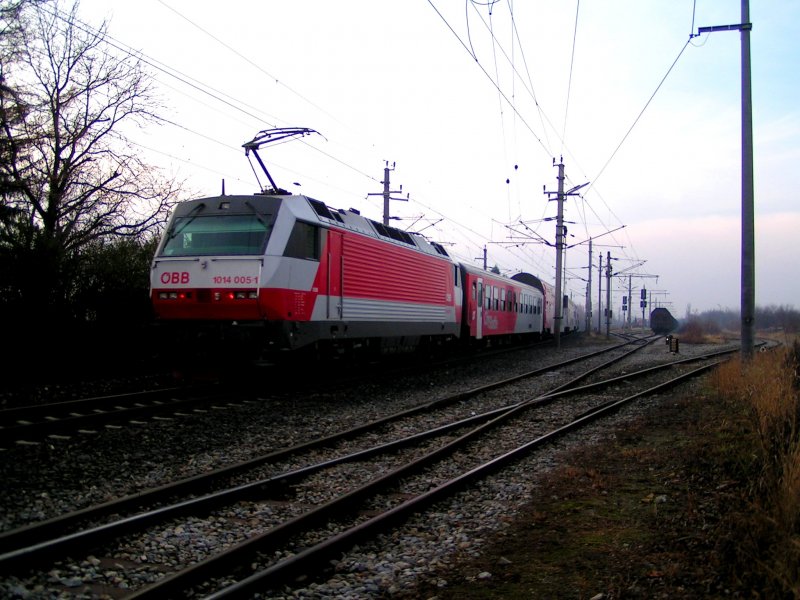 1014 005-1 schiebt REX7620 an einem eher dsteren Dezembertag Richtung Wien; 081210