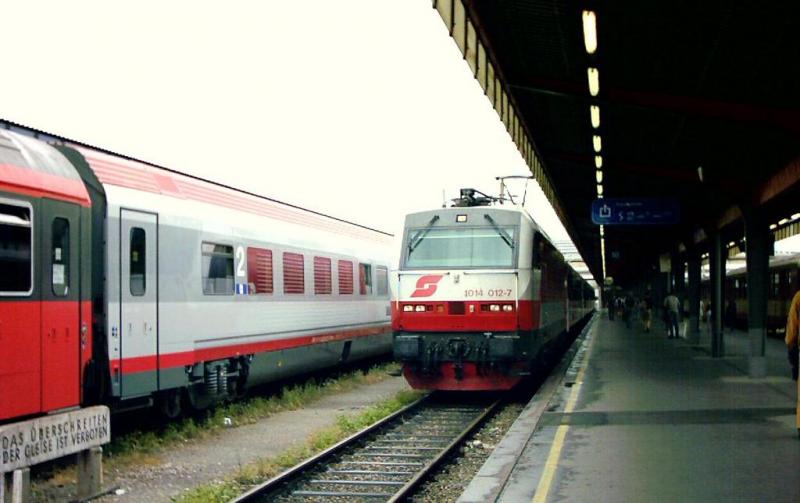 1014 012-7 am Wiener S�dbahnhof
Diese Reihe wurde von den �BB angeschafft, um den erh�hten Personenverkehr bei der geplanten Weltausstellung Wien - Budapest zu bew�ltigen. Die Weltausstellung fand aber nie statt, und die Reihe 1014 verkehrt auch nicht auf der urspr�nglich geplanten Ostbahn, sondern u.a. auf der Nordbahn
Juli 2003