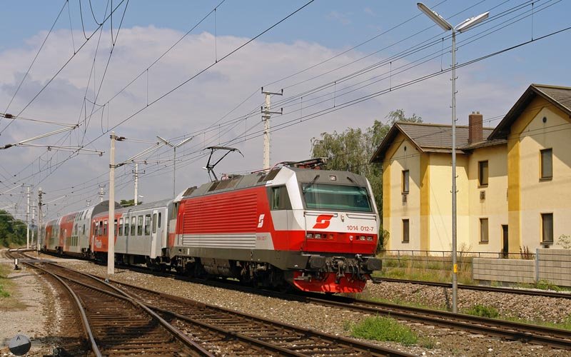 1014 012-7 mit REX7611 Wien - Bratislava bei der Einfahrt in Parndorf (25.07.2008)