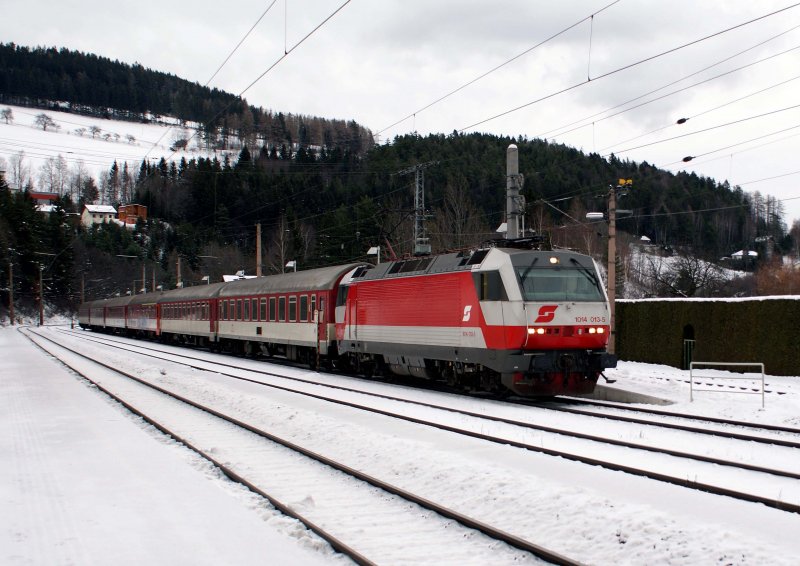 1014 013 mit EZ1953  Wiener Alpen  beim Halt in Breitenstein, 20.12.2008.