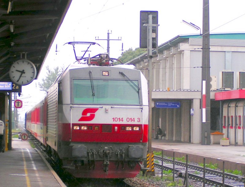 1014 014-3 fhrt mit E2699  Erlebniszug NEUSIEDLER SEE  im Bhf. BRUCK/Leitha ein. (2006-08-08)