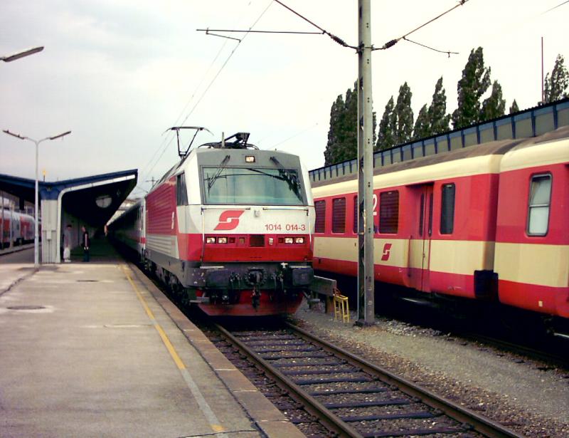1014 014 am Wiener S�dbahnhof (Ostseite) Diese Reihe wurde von den �BB angeschafft, um den erh�hten Personenverkehr bei der geplanten Weltausstellung Wien - Budapest zu bew�ltigen. 
Juli 2003