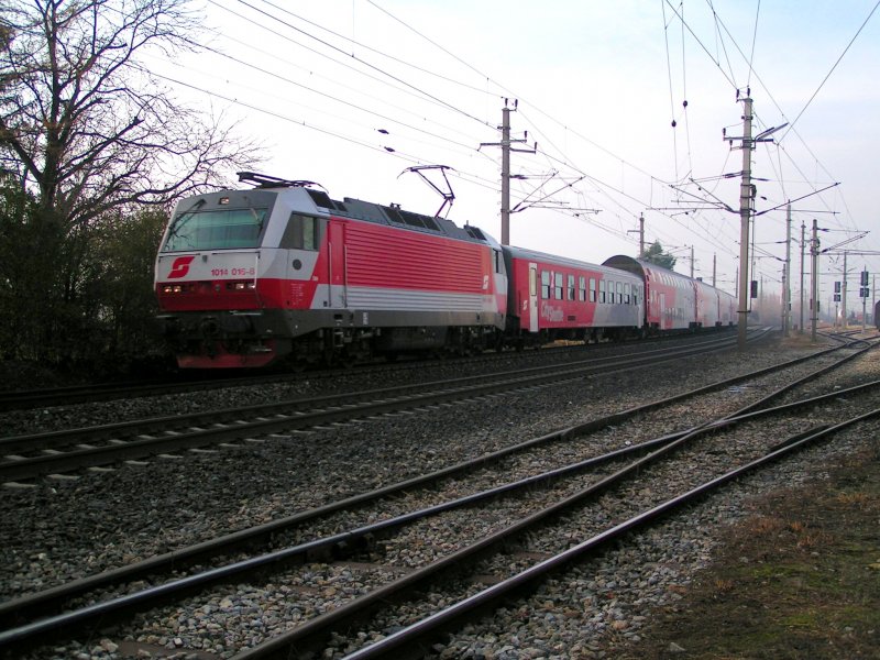 1014 016-8 zieht REX7613 bei Bruck/Leitha Richtung Parndorf;081210