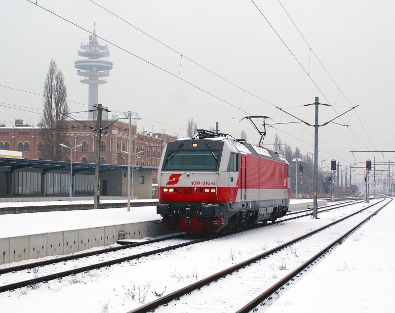 1014 016 am 14.01.2009 als Lokzug in Wien Sdbahnhof(Ostseite).