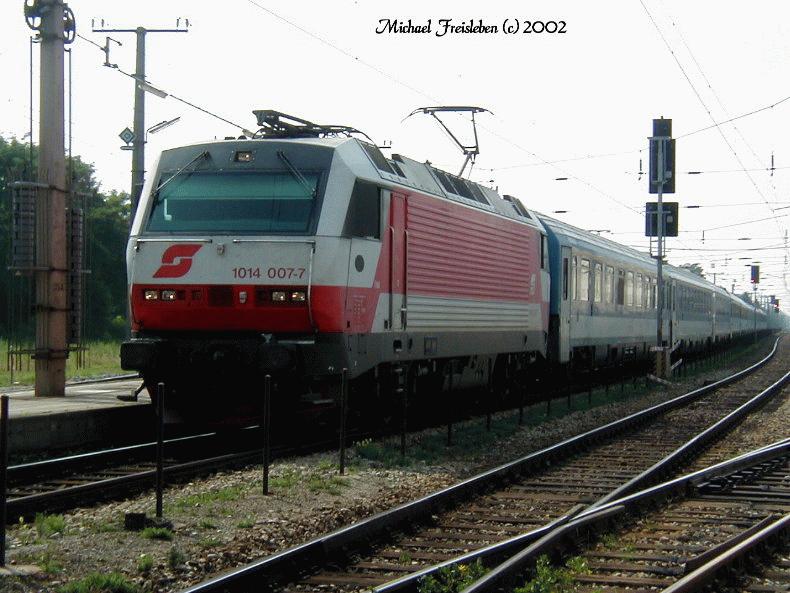 1014 017-7 mit einem EC nach Budapest im Bahnhof bruck/Leitha, am 21-08-2002