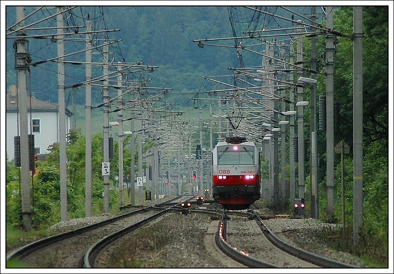 1014 018 mit dem EZ 1838 „Wiener Alpen“ bei der Retourfahrt von Mrzzuschlag nach Bratislava-Petrzalka am 25.5.2008 in Gloggnitz aufgenommen.