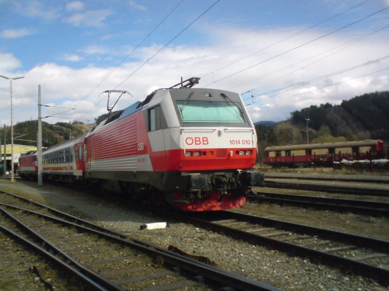 1014.010 in Knittelfeld am 26. Mrz 2008
Wartet mit Messzug auf die nchste Fahrt