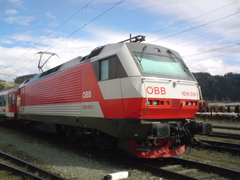 1014.010 in Knittelfeld am 26. Mrz 2008.
Wartet mit Messzug auf die nchste Fahrt.