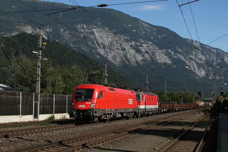 1016 005 + 1144 216 mit einem G�terzug am 19.09.2009 in Schwaz.