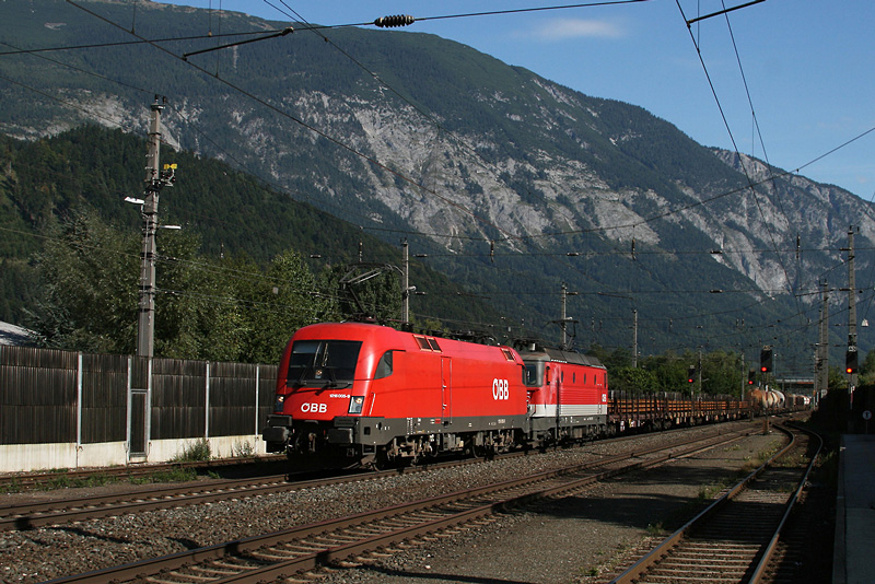 1016 005 + 1144 216 mit einem Gterzug am 19.09.2009 in Schwaz.