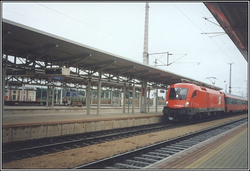 1016 005 rollt mit einem EuroCity im Sommer 2000 in den Bahnhof Wrgel ein.