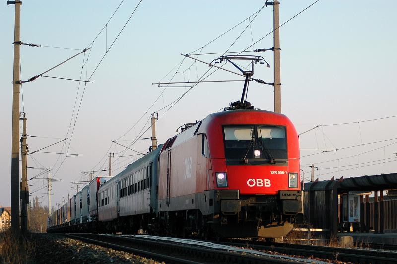 1016 006 am 3.4.05 mit einer RoLa im Bereich der WLB Haltestelle Gutheil Schoder Gasse Richtung Wien-Meidling unterwegs