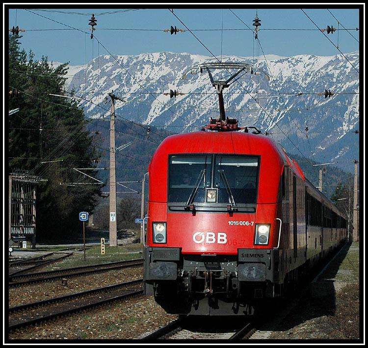 1016 006 mit ihrem IC 533  Carintischer Sommer“ auf dem Weg nach Villach, aufgenommen im Bahnhof Eichberg am 7.4.2006