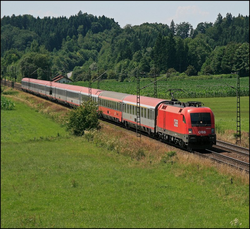 1016 008 hat den EC 113  WRTHERSEE , Dortmund Hbf - Klagenfurt Hbf, in Mnchen bernommen und wird ihn bis nach Krnten bespannen. Hier bei Bad Endorf muss der schnste Teil der Strecke noch zurckgelegt werden. (11.07.2008)
