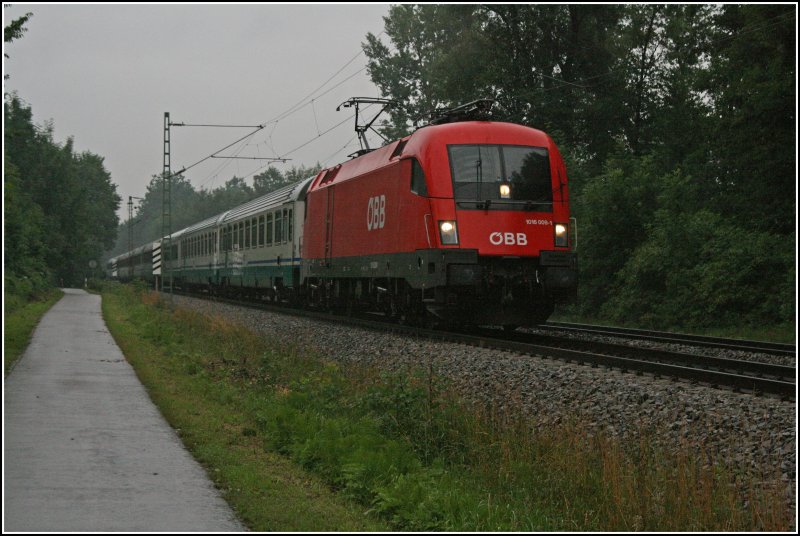 1016 009 bringt bei sehr starken Regen den EC 85  MICHELANGELO , von Mnchen nach Roma Termini, Richtung Rosenheim. (02.07.07)