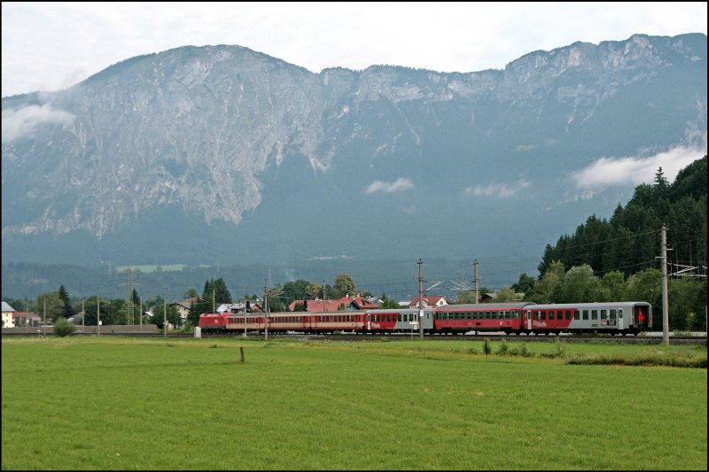 1016 010 ist mit dem REX 1500 von Bischofshofen nach Innsbruck Hbf unterwegs. Bei Bruckhusl rollt der Zug Richtung Wrgl Hbf. Der Fahrgast hat die Mglichkeit zwischen Schlieren, CS oder IC/EC Wagen zuwhlen.
