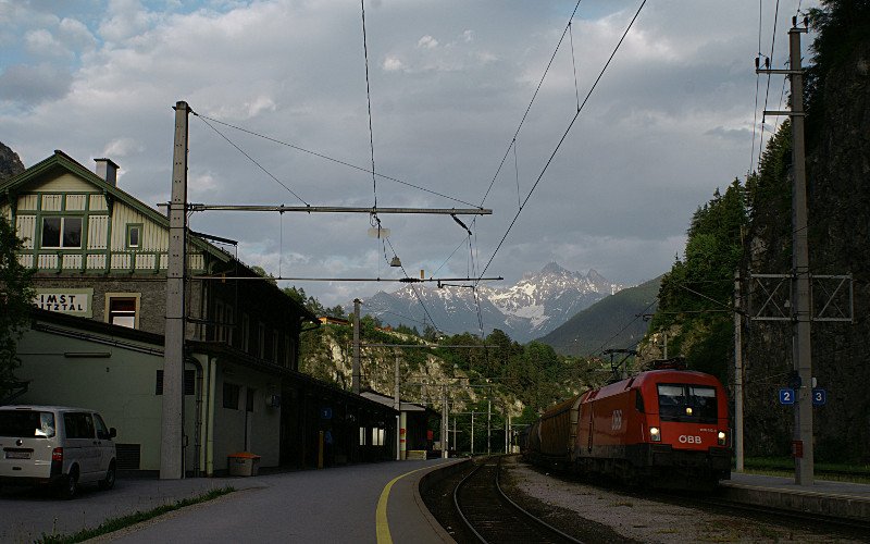 1016-010 passiert mit kurzem Gterzug Imst-Pitztal auf dem Wege in den Sonnenuntergang. 24. Mai 2009 kHds