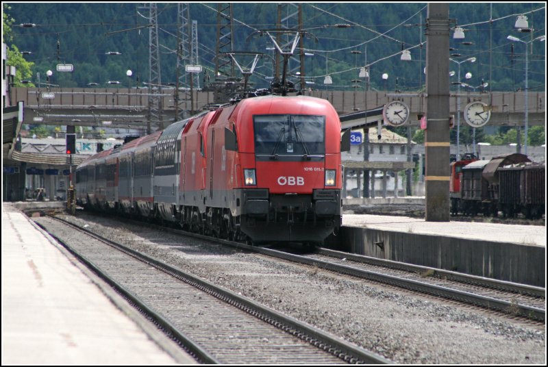 1016 011 und eine 1116 2. rollen mit dem OEC163  TRANSALPIN ,nach Wien West, aus dem Bahnhof Kufstein.