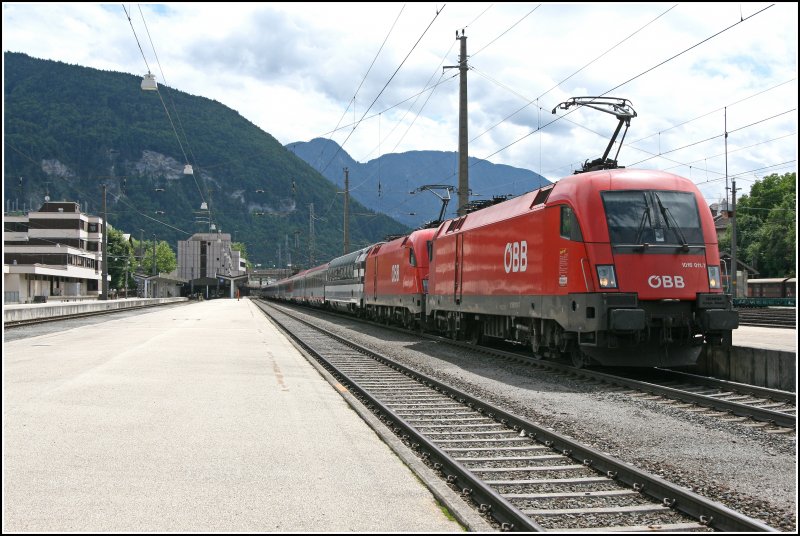 1016 011 und eine 1116 2. rollen mit dem OEC 163  TRANSALPIN  am Haken aus dem Bahnhof Kufstein Richtung Wien West. (28.06.07)