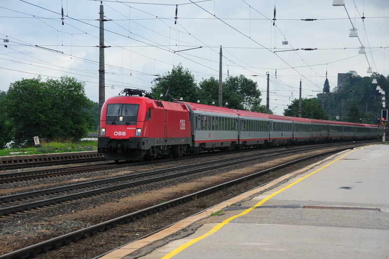 1016 013-3 zieht OEC 160  Vorarlberg  an den Teilnehmern vom Bahnbilder-Treffen in Wrgl/Brixlegg vorbei. In Deutschland werden die ICs immer krzer, in sterreich waren alle 11 Wagen gut besetzt, so dass man sogar noch den einen oder anderen Wagen mehr htt vertreten knnen. (20.06.2009).
