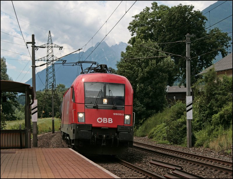 1016 013 durchfhrt mit einem gemischten Gterzug den Haltepunkt Mnster-Wiesing Richtung Wrgl. (05.07.2008)
